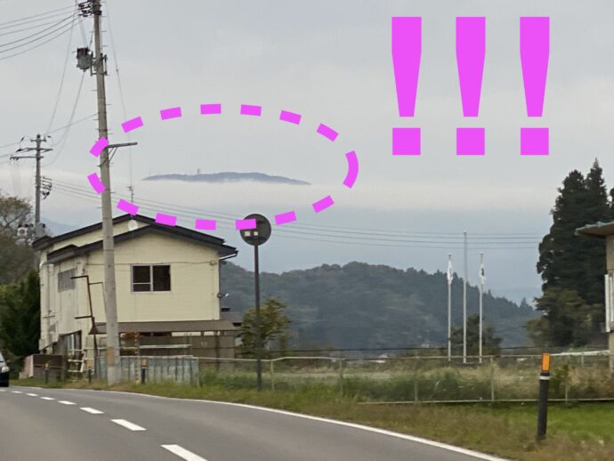 平泉の道路から見える山