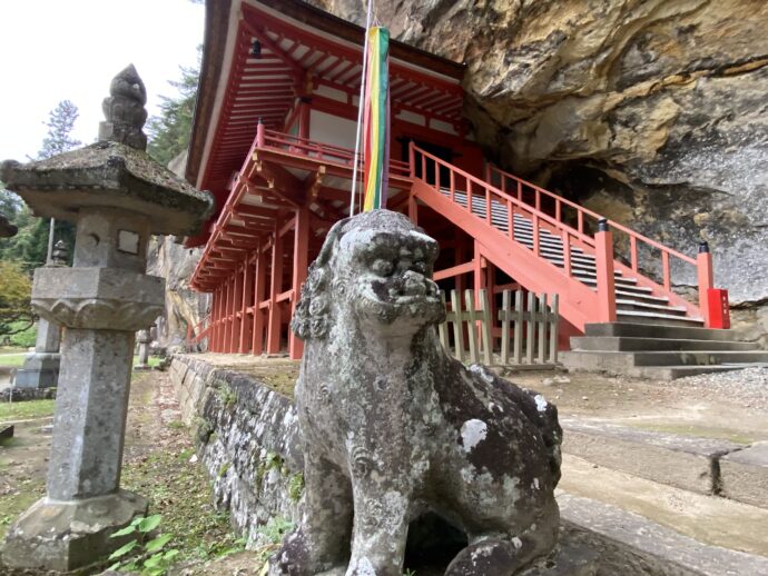 達谷窟毘沙門堂の階段と狛犬