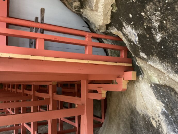 岩に合わせて建築
