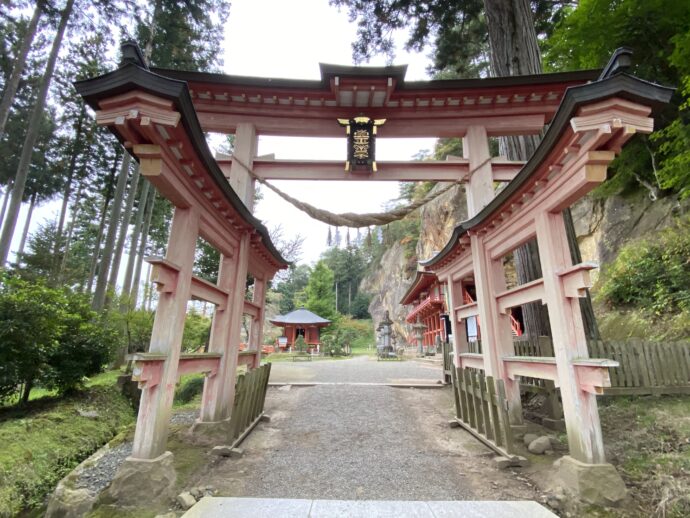 達谷窟毘沙門堂の鳥居