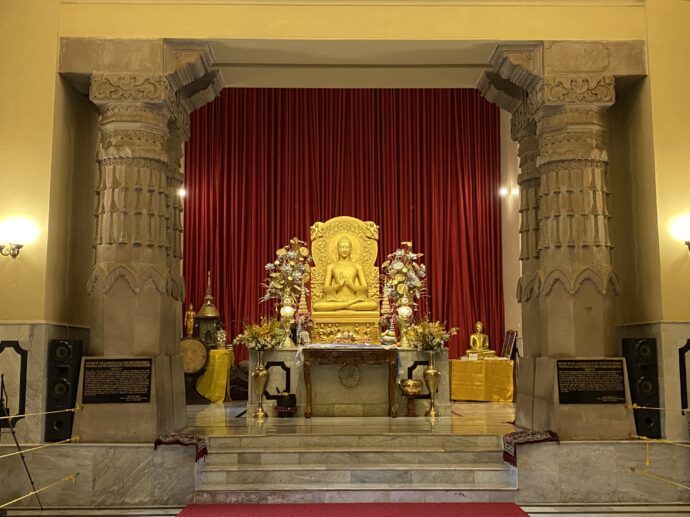 サールナート仏教寺院の祭壇