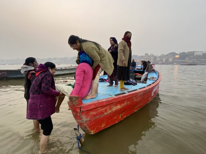 ボートに乗り込むインド人団体客