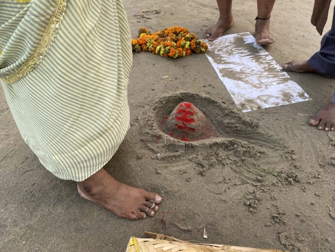 砂浜でヒンドゥー儀式