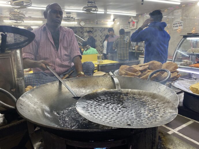 大鍋で調理する男性