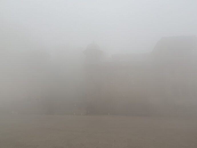 濃い霧につつまれるガンジス河