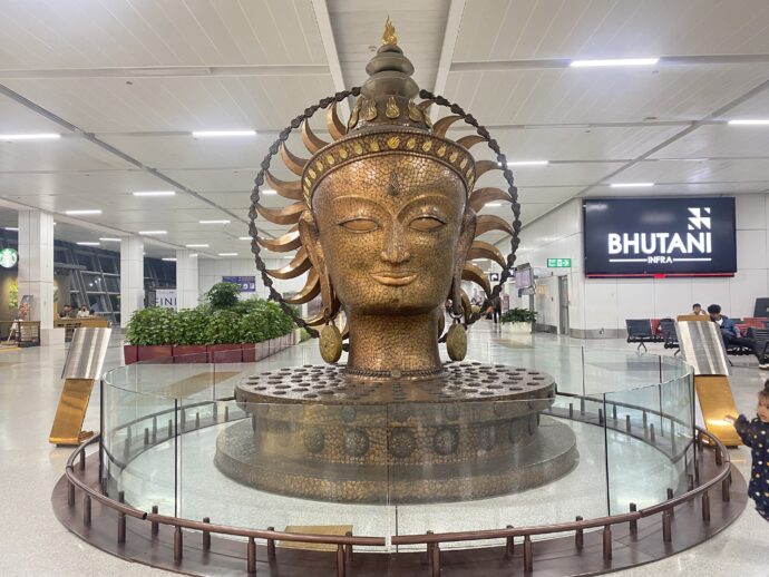 デリー空港の制限エリアの仏像