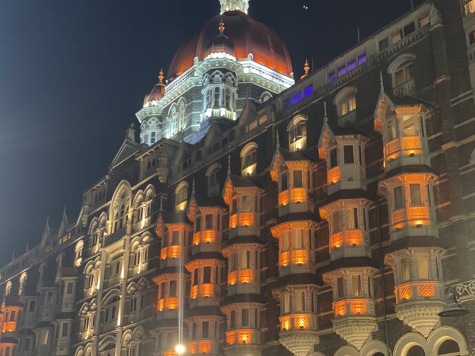 ライトアップされたホテル・ムンバイ