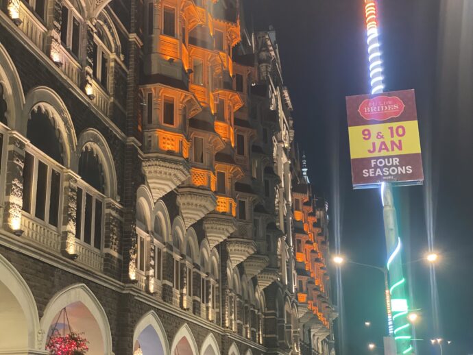 ライトアップされたホテル・ムンバイ
