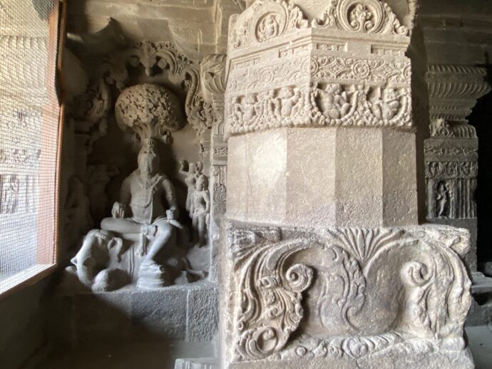 ジャイナ教石窟第32窟のIndraの像