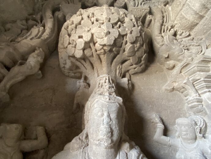 ジャイナ教石窟第32窟のIndraの像