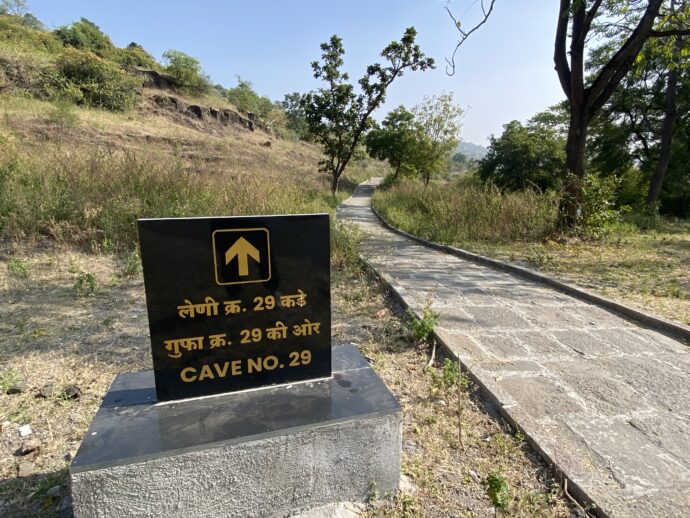 ヒンドゥー教石窟第29窟への遊歩道