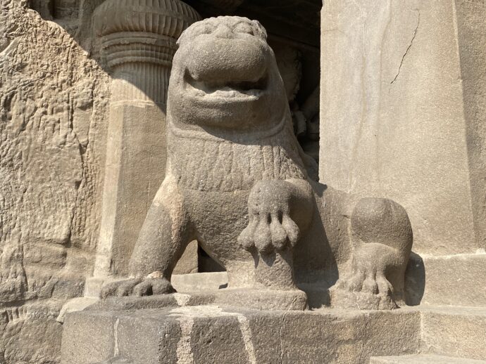 ヒンドゥー教石窟第29窟の獅子の像
