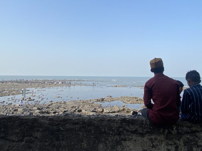 ハッジ・アリー廟の海を眺める男性