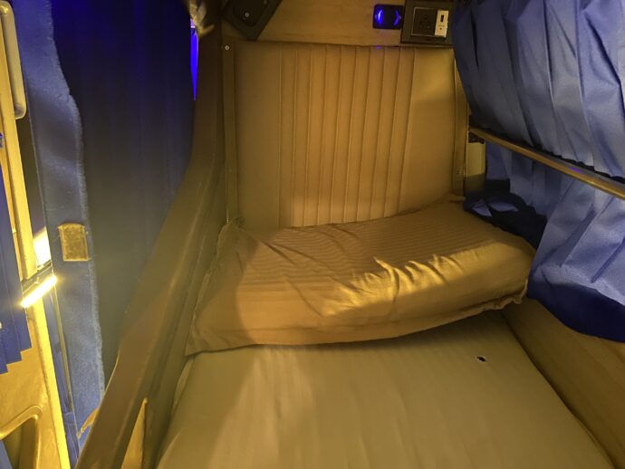 インドの高速バスのベッド