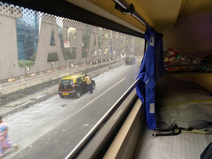 インドの高速バスのベッドからの景色