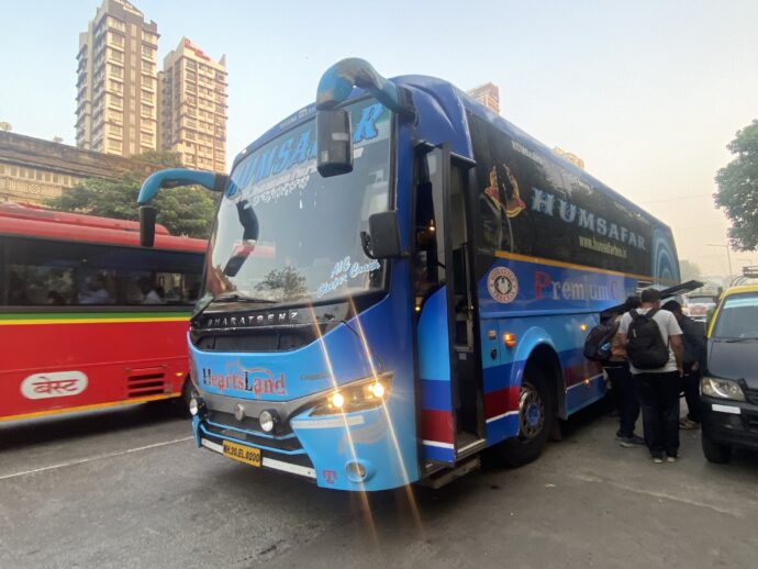 ムンバイに到着したバス
