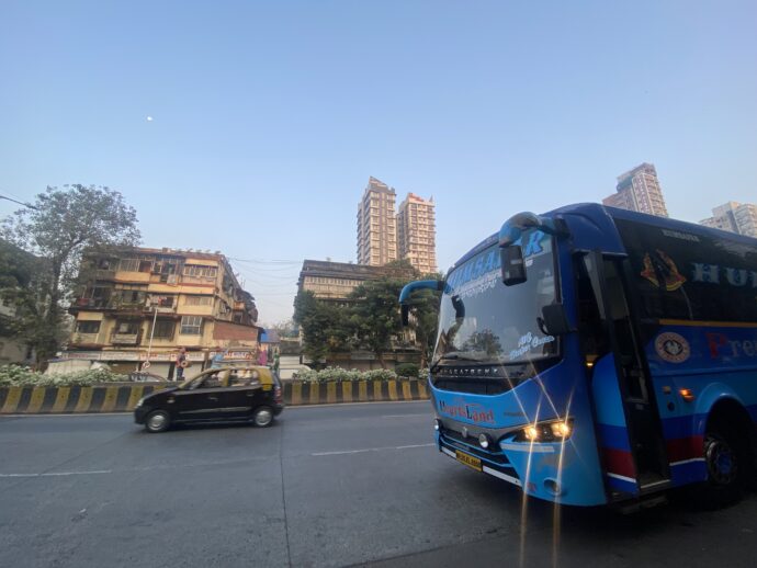 ムンバイに到着したバス