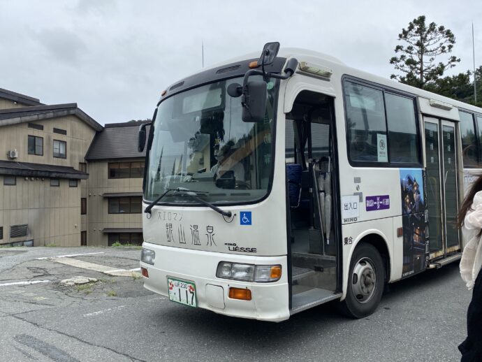 銀山温泉に到着したバス