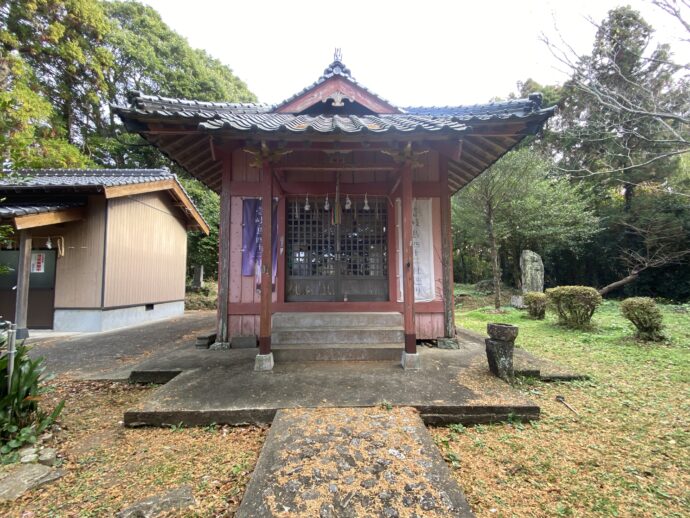 新城神社の拝殿