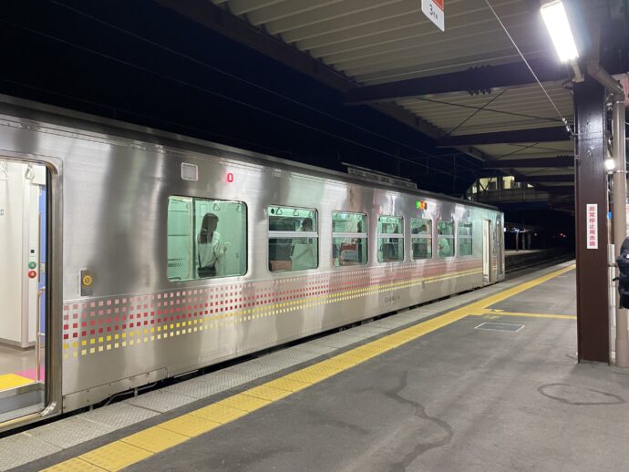 鶴岡駅ホームに到着した電車