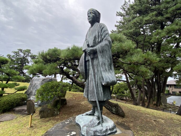 日和山公園の松尾芭蕉の銅像