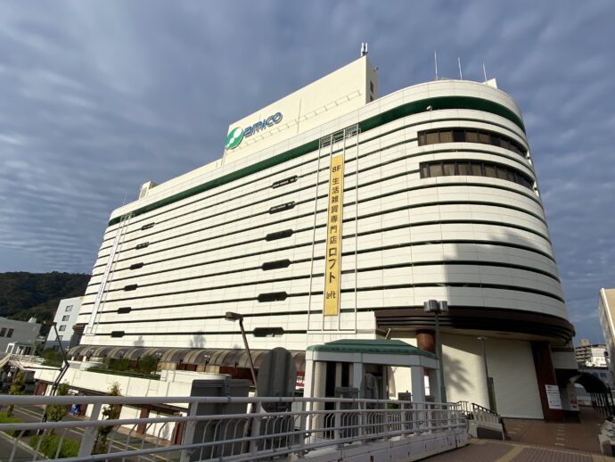 徳島駅の大きい建物