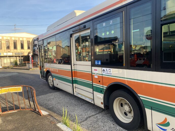 浜坂駅にとうちゃくした新温泉町コミュニティバス・夢つばめ