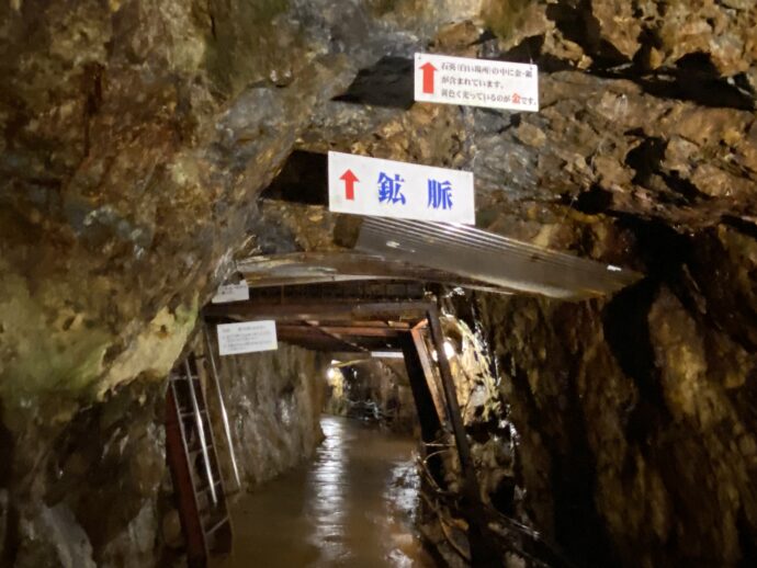 生野銀山の坑道内