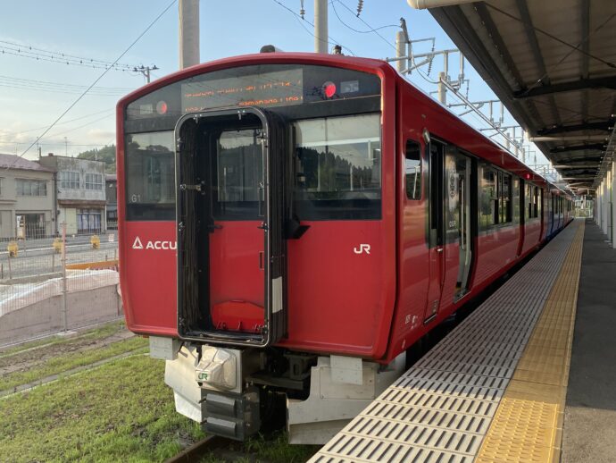 JR男鹿線の赤い車両