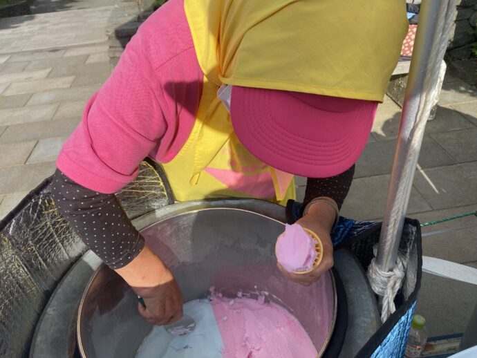 ババヘラアイスをすくうおばちゃん