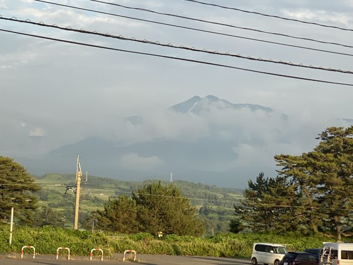 雲がかかった鳥海山