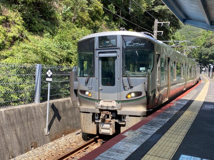 太地駅ホームの車両