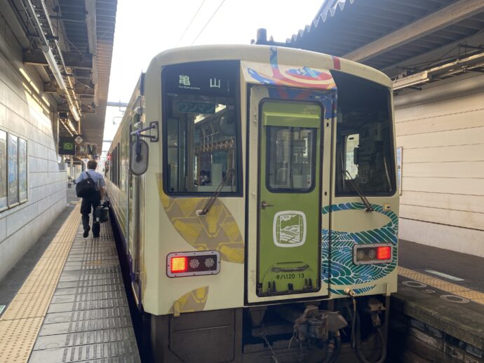 亀山行き電車