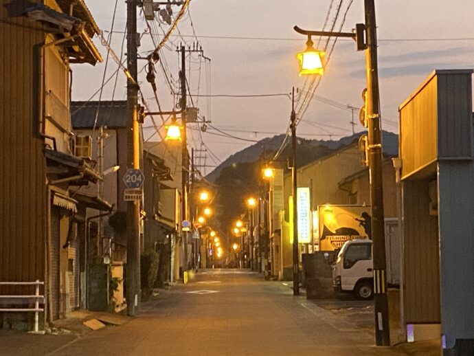 夕暮れの商店街