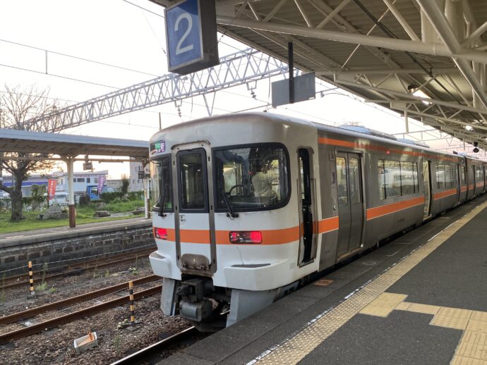 新宮駅に到着した電車