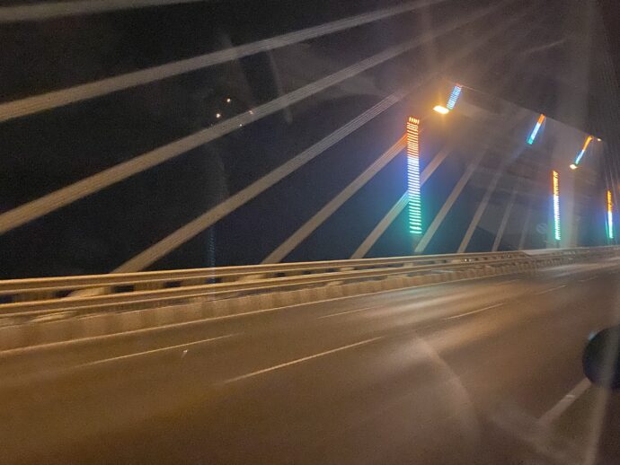 早朝のムンバイの橋