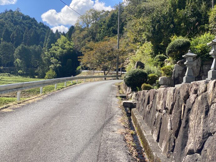 お墓の横の坂道