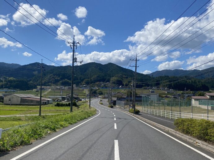 下り道の道路