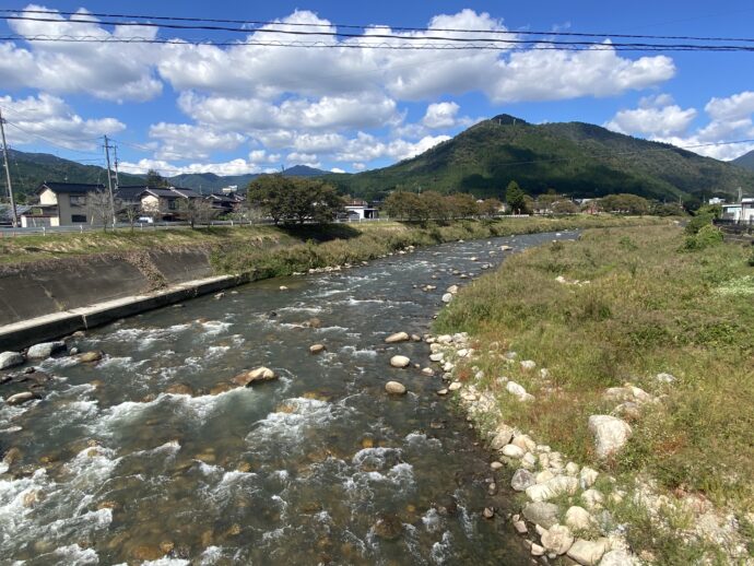 橋から眺める川と山