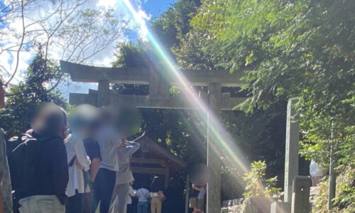 光さすサムハラ神社奥の宮