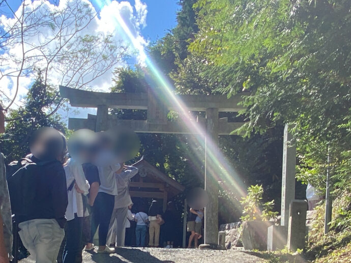 光さすサムハラ神社奥の宮