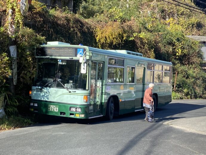 河内バス停に到着