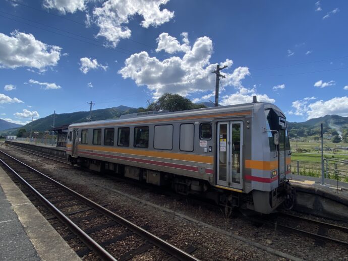 美作加茂駅に到着した車両