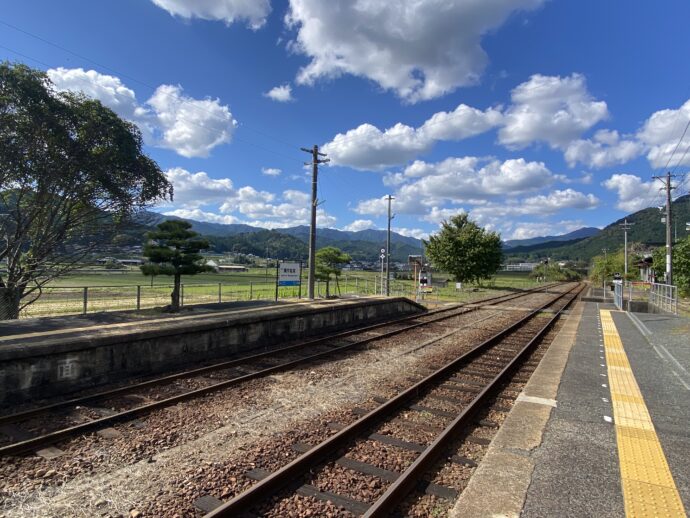 美作加茂駅のホームと線路