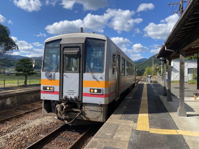 美作加茂駅ホームに到着した電車