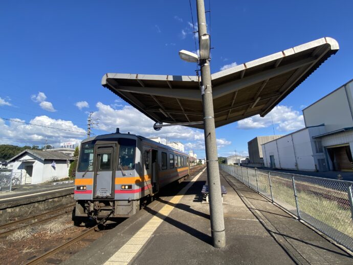 東津山駅と因美線車両