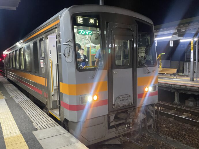 佐用駅に到着した電車