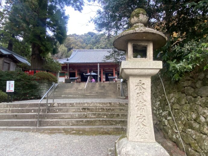 観心寺の階段と石灯籠