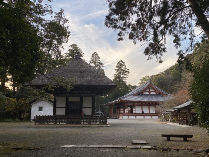 観心寺の広い境内