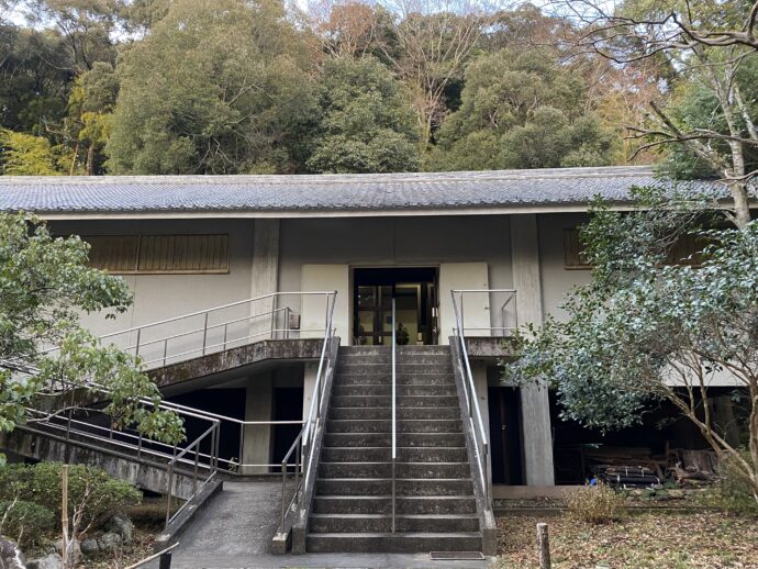 霊宝館の建物